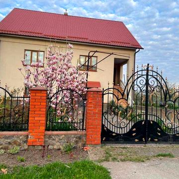 Продається двоповерховий цегляний будинок у Бурштині.