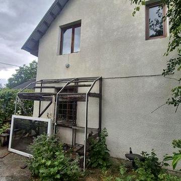 Дачний будинок біля міського озера