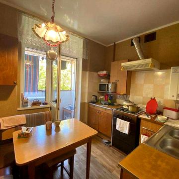 Продаётся просторная двухкомнатная сталинка, ул. Великого/ возле ДК