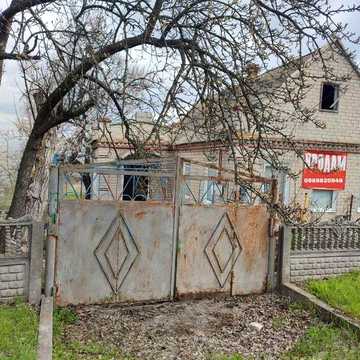 Будинок біля річки Дніпро