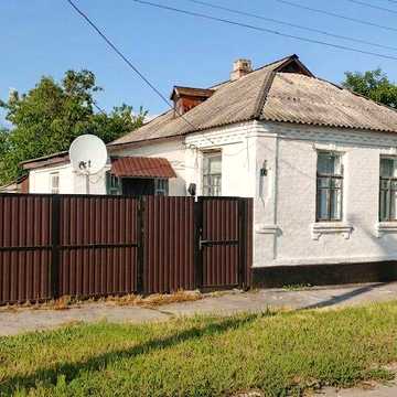 ПРОПОНУЄТЬСЯ ДО ПРОДАЖУ 2/3 частини житлового будинку у самому центрі м.Звенигородка