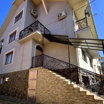 Продається триповерховий будинок площею 300 м²