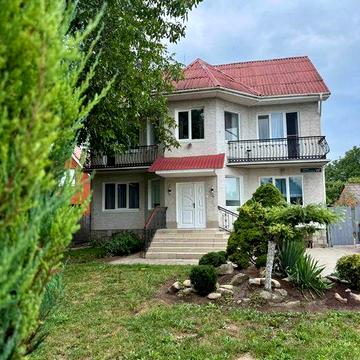Приватний будинок 320 м.кв в місті. Повністю вмебльований.