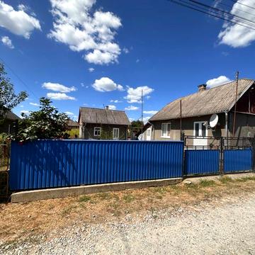 Будинок садибного типу з господарськими будівлями та спорудами
