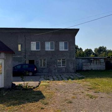 Продається цегляний Будинок та земельна ділянка в самому центрі селища Бабинці. Велика площа + 25 сотки ділянка. 5 окремих кімнат. Є газ.