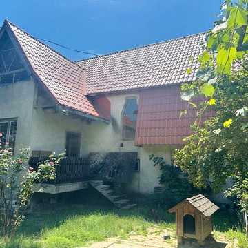 Продаж  затишної садиби в серці села Ільниця: два будинки на 25 сотках землі!