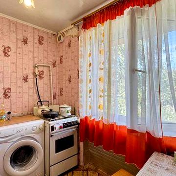 Продам укомплектовану 1кмн квартиру на Роменській