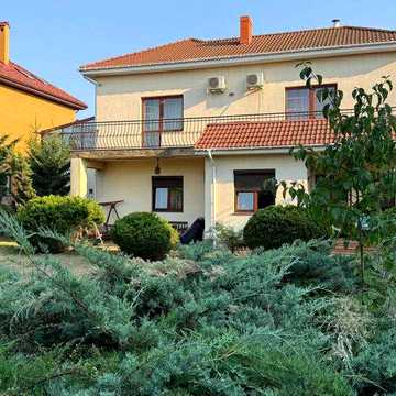 Продам добротный Дом в Совиньоне 300 м², 15 соток, гараж на 2 авто.