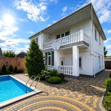 Продаж 2- поверхового будинку з басейном та гостьовим будиночком в районі Озерна балка.