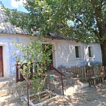 Продам ділянку з хатою в Костянтинівці
