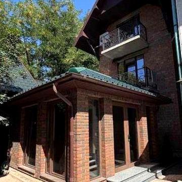 Поряд вулиці Пожарського здається унікальна просторна квартира