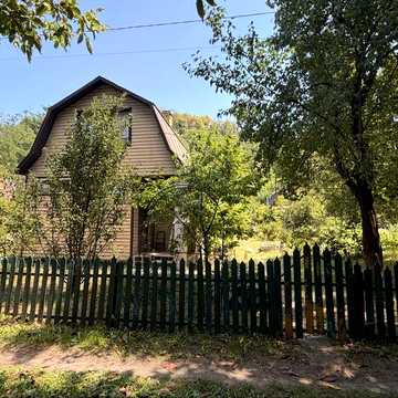 Від власника Продам участок на території 2 будинками, гараж