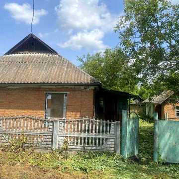 Продаж будинку з великою земельною ділянкою — тиха місцевість