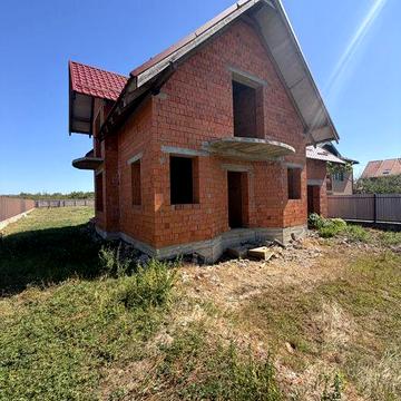 Недобудова  Холмок на 8,5 сотках землі. Асфальт.