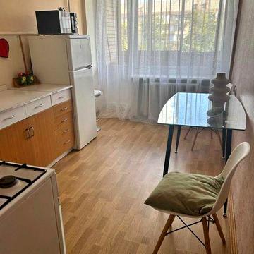 Продам  простору 2-кімнатну  в Дніпровський район, бульвар Верховної Ради, 19.