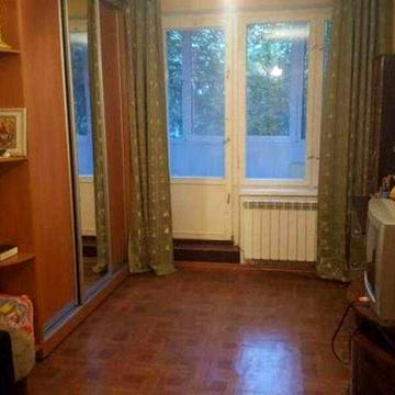 Продам 1 ком.кв. в 605 м-не поруч з ТРК "Україна"