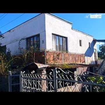 Продам 2 кім з цегли поряд з центром