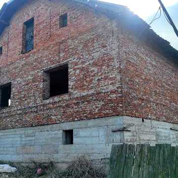 Новобудова на околиці м. Івано-Франківська та 0,18 га землі. Власник