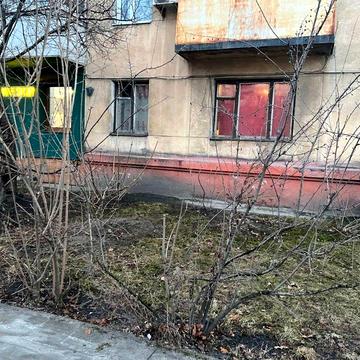 Продається двокімнатна квартира . Хороша пропозиція під бізнес. Вихід на центральну вулицю