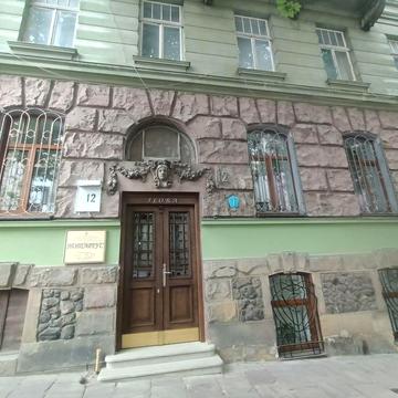 Продаж  4 х кімнатної квартири 145 м², ближній центр, вул. Вакарчука