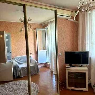 Продается 1 комн квартира 38 м2 Улучшенка с большим балконом метро Индустриальная OA