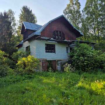 Будинок з ділянкою біля гір