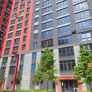 Продаж просторої однокімнатної квартири в заселеному сучасному будинку біля Києва