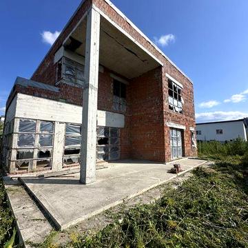 Продам двоповерховий будинок на проспекті Науки, 65. Площа будинку — 225 м² + окрема будівля 80 м² зі SPA-зоною та басейном.