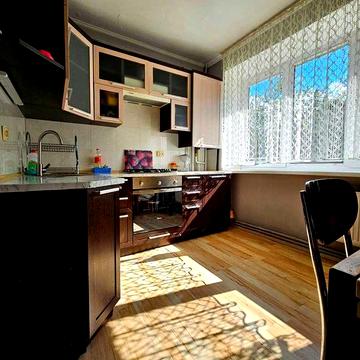 Продається житлова 2-кімнатна "чешка" з власним опаленням, меблями та побутовою технікою у мікрорайоні