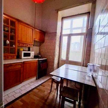 Вигідна ціна ТОП локація Швидкий продаж 2к квартира висота стелі 4 м низький поверх цегляний будинок ГАЗ ліфт центр до метро пішки 8 хвилин