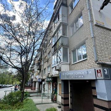 Продам 2х к. кв  в супер локации под ваш ремонт. Метро Научная