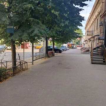 Продам  в центре города ул.Нежинская , евродвушка  в крепком доме с мраморной лестницей