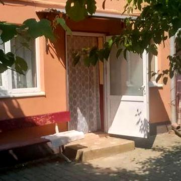 Здається частина будинку з окремим входом для 2 х хлопців