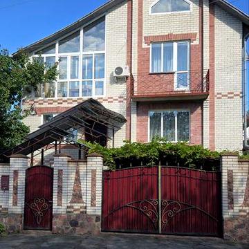 Продаж просторого, якісного  будинку  з власним озером , сауною та басейном