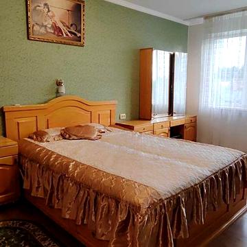Здається в оренду двокімнатна квартира з ремонтом.Кімнати роздільні. З меблями та побутовою технікою