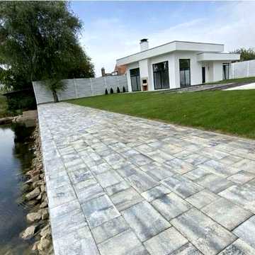 Будинок на березі річки