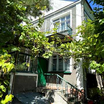 Продам половину будинку в цетрі міста з власним двором і гаражами