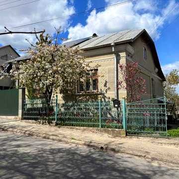 Привітний будинок поблизу центру міста