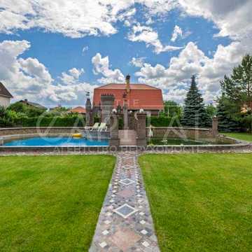 Резиденція 610 м² біля Києва | 36 соток | 2 басейни | автономність