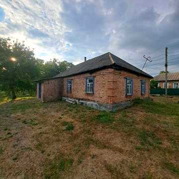 Будиночок з земельною ділянкою