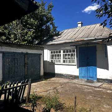 Продаєця будинок в центрі села Новоархангельськ.