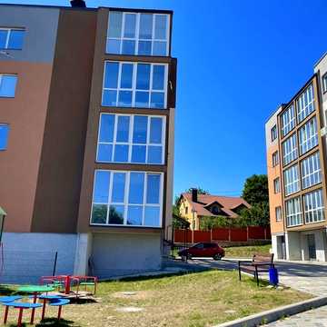 Продаж квартири 112 м.кв. із земельною ділянкою