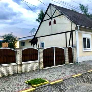 Будинок з великим двором