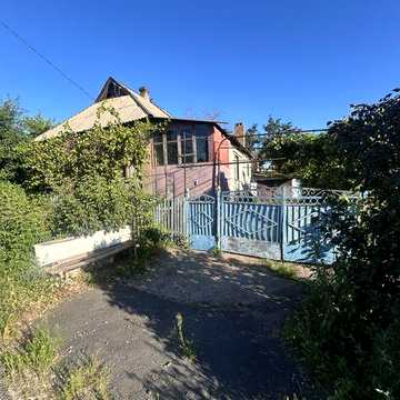 Продаж цегляного будинку Матрьонівка на Південному ГЗК біля річки ! В будинку сучасний санвузол, кухня, три кімнати . Літня кухня з кухнею і кімнатою