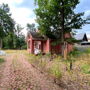 Будинок з великою ділянкою 18 соток біля парка Незнайки