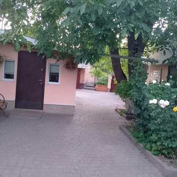 Продається півбудинку