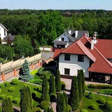 Будинок з газом і бомбосховищем в Іванковичах із розкішним ландшафтним садом
