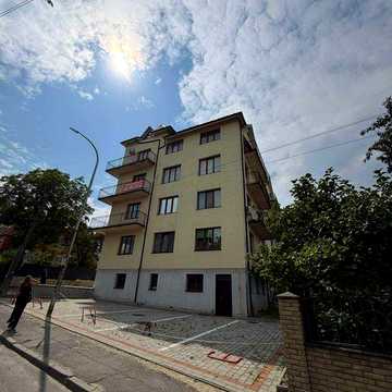 Продається 2-кімнатна квартира в центрі Трускавця, 52 м². Продаж можливий за державними програмами, житловими сертифікатами та постановами.