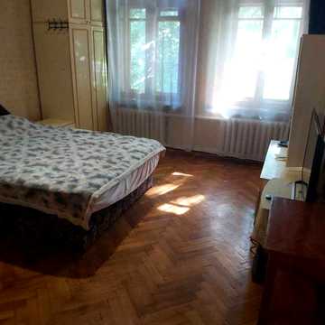 Сдам 4к. квартиру, сталинку, 100м, 3 спальни, жилое, 3/5, 2 лоджии, Н=4м, закрытый двор, военным, с животными, Центр, м.Университет, ул.Тринклера д.14