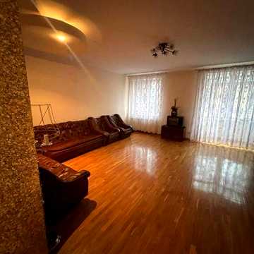 Продається велика 3-х кімнатна квартира з ремонтом